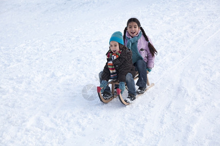 两个孩子在雪地上玩得很开心图片