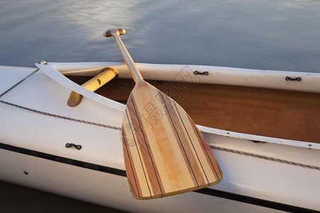 在甲板探险独木舟的驾驶舱对面木板桨图片
