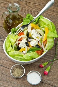 配西红柿黑橄榄和新鲜蔬菜的Feta沙拉图片