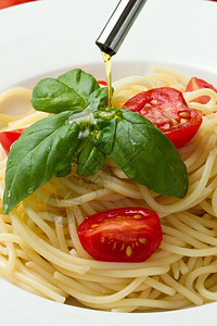 有新鲜西红柿和烤肉的意大利面图片