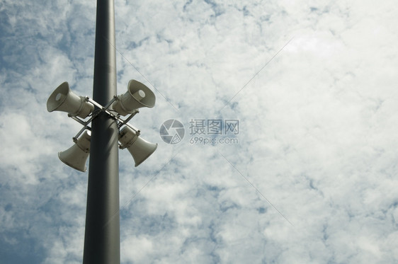 天然空背景的扩音器图片