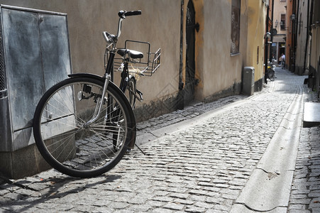 旧斯德哥尔摩街上的老式自行车图片