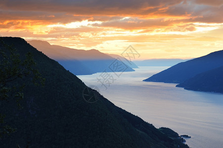 日落时挪威峡湾的空中观察图片