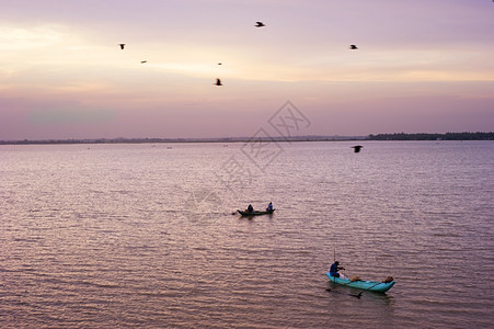 在日落时捕渔的斯里兰肯民图片