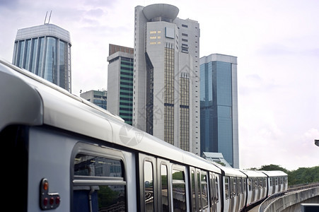 马来西亚吉隆坡地铁和高楼办公的城市风景图片