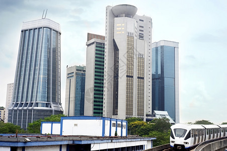 马来西亚吉隆坡地铁和高楼办公的城市风景图片