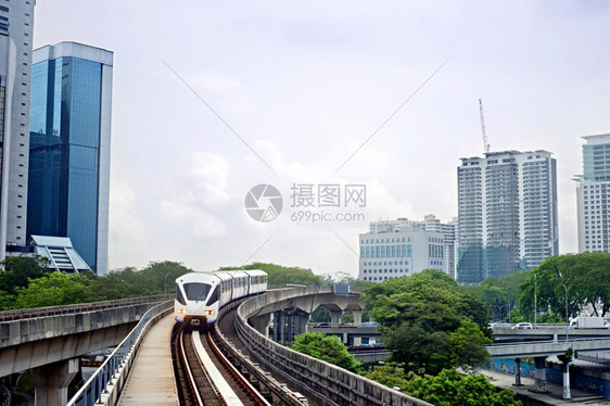 马来西亚吉隆坡地铁和高楼办公的城市风景图片