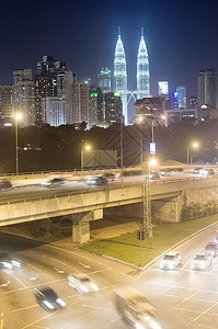 吉隆坡的夜间交通图片
