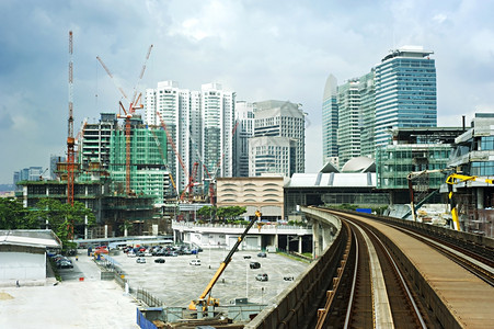 马来西亚吉隆坡铁路和高楼城市风景图片