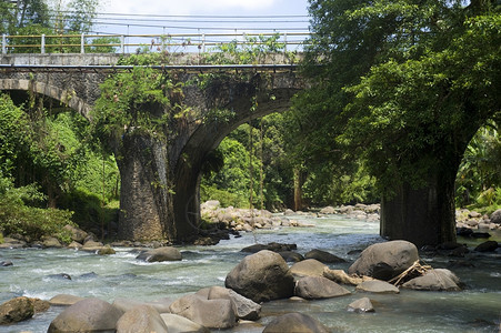 横跨印度尼西亚巴厘岛山河的桥梁图片