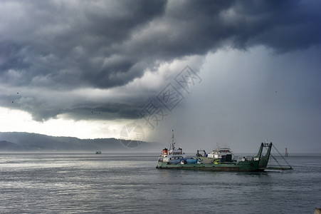 从爪哇到巴厘的渡口在暴风雨下印度尼西亚图片