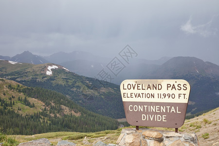 洛夫兰路口的标志以及科罗拉多洛基山脉的大陆分界夏季的阴云和雾日图片