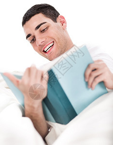 年轻人喜欢在床上看书而不是白背景图片