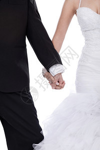 白背景的新娘和郎手握在一起图片