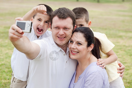 幸福家庭一起拍照图片