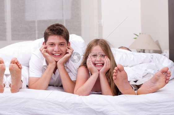 兄弟姊妹躺在床上玩得开心看着你图片