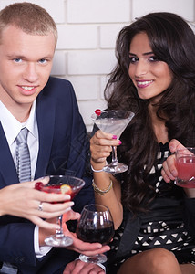 在酒吧或夜总会约的情侣喝着葡萄酒浪漫的聚会图片