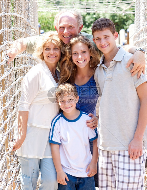 站在吊桥上的幸福家庭图片