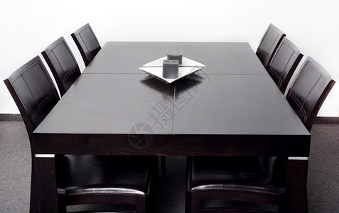 新的现代化餐桌有六张椅子图片