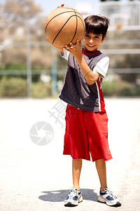 野外打篮球的可爱男孩图片