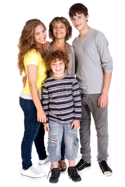 幸福的家庭在白色背景上摆姿势图片