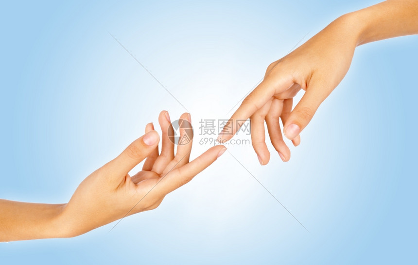 在蓝色梯度背景上相互接触的两根手指尖缝合