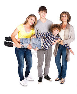 快乐的四口家庭以风格在室内摆姿势图片