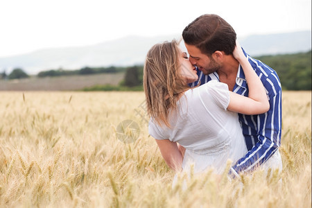在草原上拥抱和亲吻彼此图片