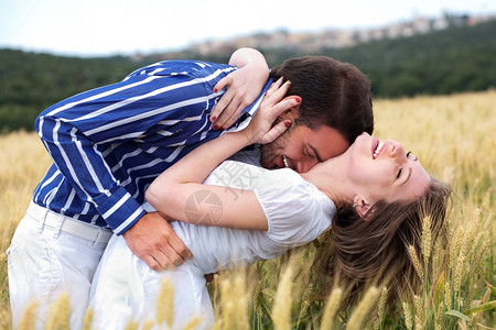 男人和女拥抱在草地上图片