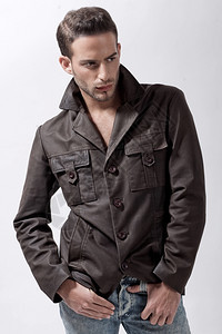 穿灰色背面棕夹克的年轻男模特图片