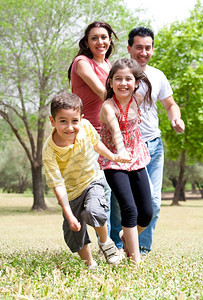 家庭快乐在公园玩户外图片