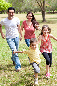 幸福的家庭在绿色田野玩耍户外图片