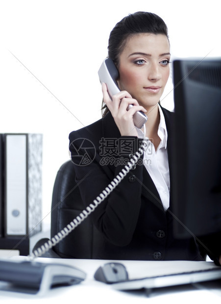 年轻商业女青在办公室打白底电话图片