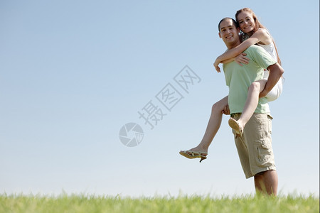 快乐的年轻人搭载他女朋友图片