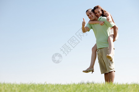 快乐的年轻人搭载他女朋友图片