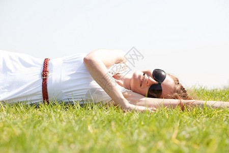女人躺在草地上外面公园图片