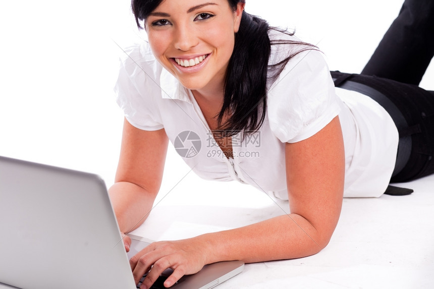 年轻的快乐商业女青年与笔记本电脑合作在一个白色的孤立背黑锅上图片
