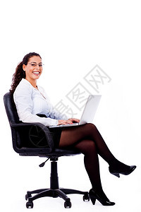 带着笔记本电脑在白色孤立背景下微笑的商业妇女图片