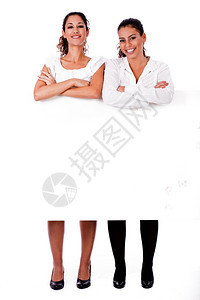 整个年轻商业妇女双手折叠在孤立的白色背景上图片