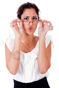 女人用孤立的白色背景眼镜表达一种烦人的情图片