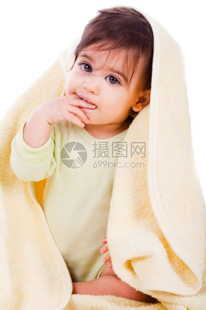 白孤立背景的黄毛巾包着无辜婴儿图片