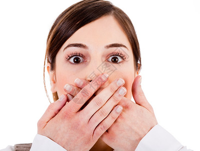 关闭年轻女近身将双手用白色孤立背景的双手蒙住她嘴图片素材