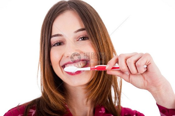 妇女用白色背景刷牙图片