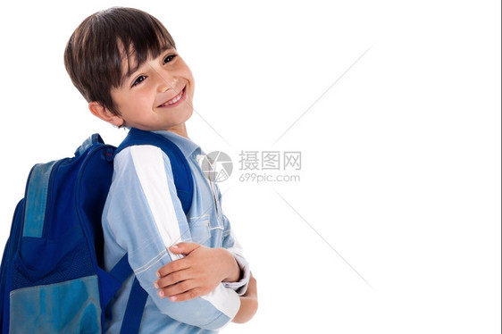 快乐的年轻男孩准备上学与他的包孤立白色背景与孤立的白色背景图片