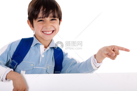 快乐的小男孩指着在孤立的白色背景上复制树脂图片