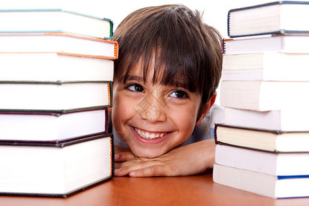 年轻孩子在书本之间露出笑脸图片