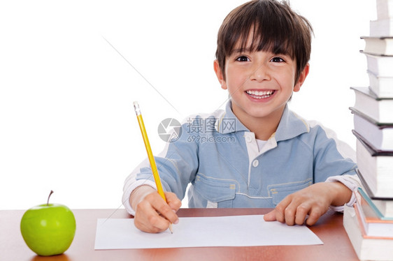 在校男孩做功课时带着一个苹果和他起用白色背景的苹果做作业图片