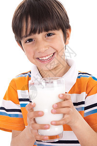 小孩喝着一杯牛奶背景图片
