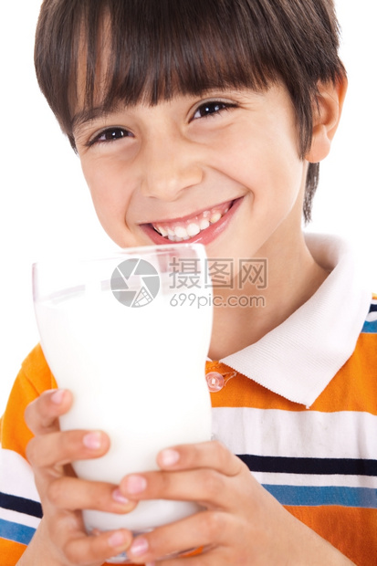 小男孩在喝牛奶图片