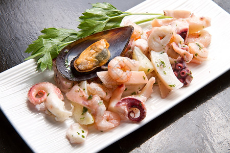 海食沙拉有虾贝类鱿鱼章图片